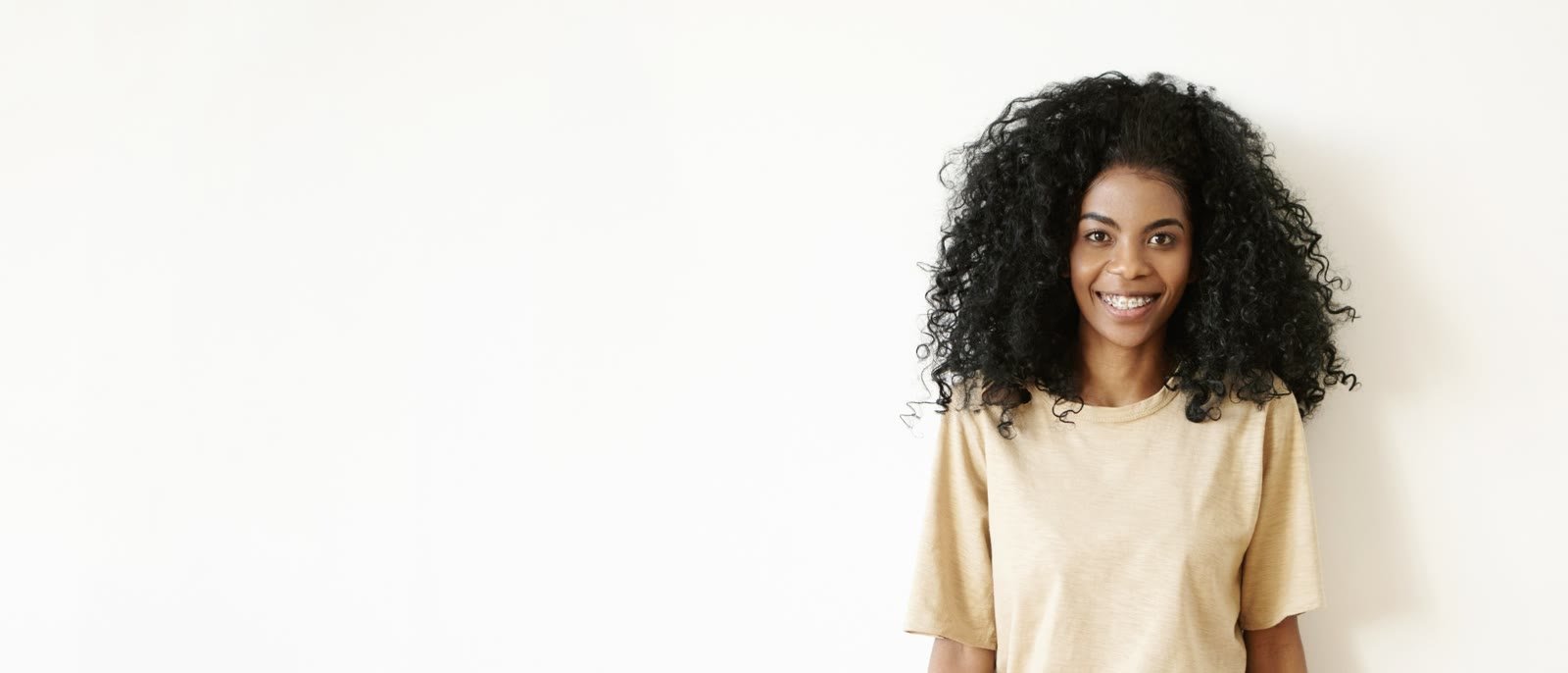 Mujer con extensiones afro kinky
